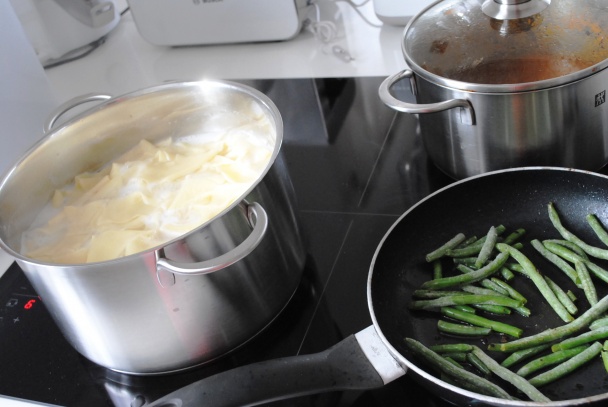 Steak v neapolskej omáčke  s domácimi rezancami (fotorecept) - obrázok 7