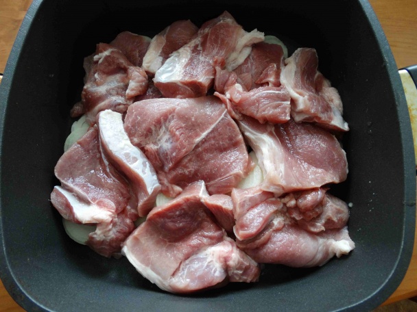 Dusené pliecko na cibuľke s mäkkými zemiakovými kolieskami (fotorecept) - obrázok 4