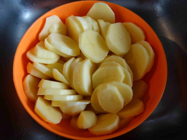 Dusené pliecko na cibuľke s mäkkými zemiakovými kolieskami (fotorecept) - obrázok 6