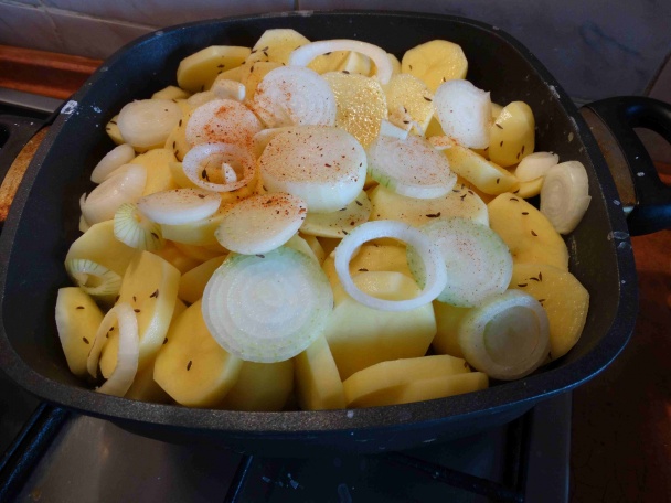 Dusené pliecko na cibuľke s mäkkými zemiakovými kolieskami (fotorecept) - obrázok 7