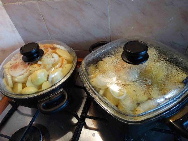 Dusené pliecko na cibuľke s mäkkými zemiakovými kolieskami (fotorecept) - obrázok 8