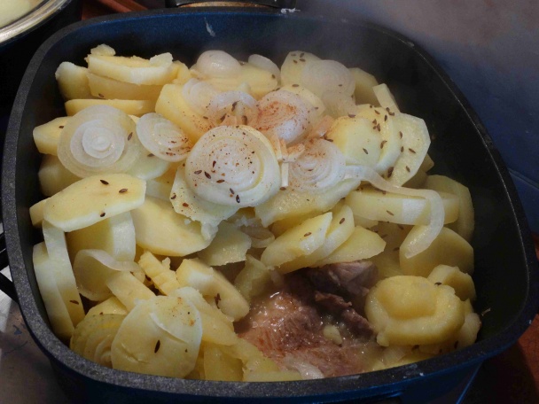 Dusené pliecko na cibuľke s mäkkými zemiakovými kolieskami (fotorecept) - obrázok 9