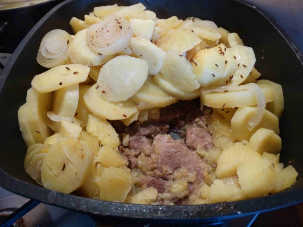 Dusené pliecko na cibuľke s mäkkými zemiakovými kolieskami (fotorecept) - obrázok 10