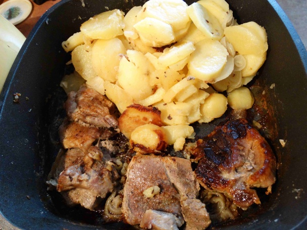 Dusené pliecko na cibuľke s mäkkými zemiakovými kolieskami (fotorecept) - obrázok 11