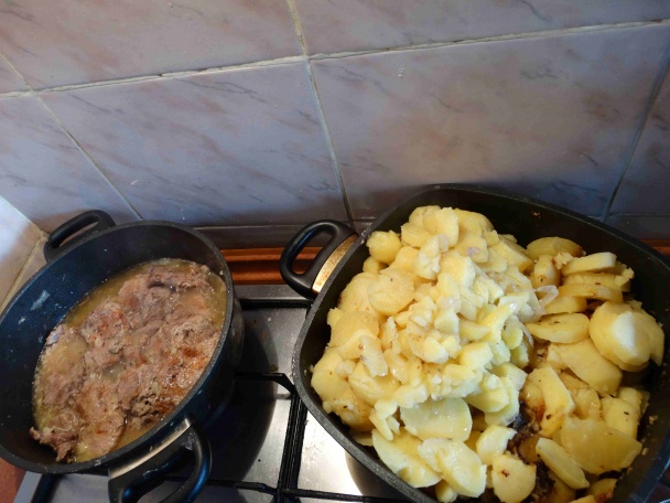 Dusené pliecko na cibuľke s mäkkými zemiakovými kolieskami (fotorecept) - obrázok 12