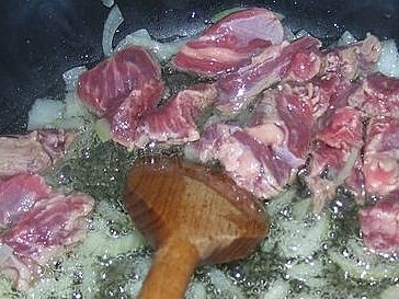 Hovädzí guláš s lesnými hubami (fotorecept) - obrázok 2