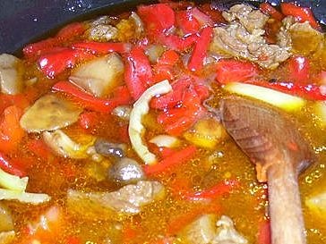 Hovädzí guláš s lesnými hubami (fotorecept) - obrázok 3