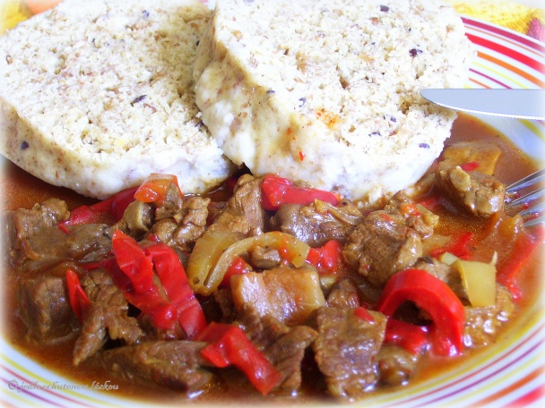 Hovädzí guláš s lesnými hubami (fotorecept) - obrázok 4