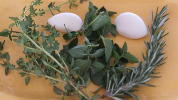 Zapečené zemiačky s bylinkami a parmezánom - obrázok 1