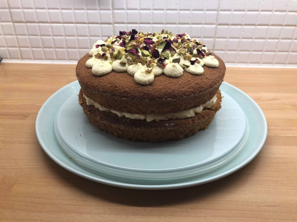 Bezlepková torta s ružami a pistáciami - obrázok 3