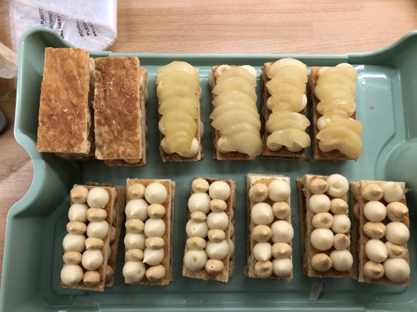 Mille feuilles s karamelizovanou bielou čokoládou a hruškami (fotorecept) - obrázok 14