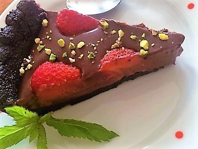 Nepečený čokoládový tart s jahodami - obrázok 3