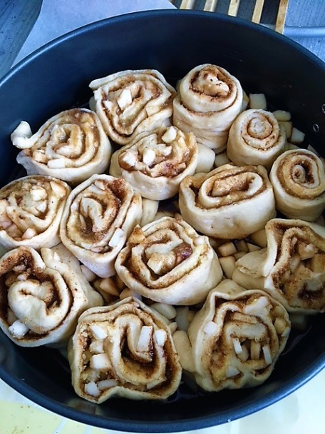 Dokonalé kysnuté jablkové slimáky s karamelovou omáčkou (fotorecept) - obrázok 3