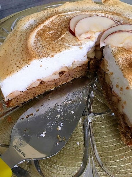 Orechovo-jablkový koláč so snehovou perinkou - obrázok 3