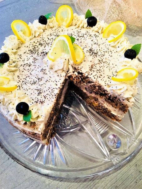 Svieža torta s citrónovo-makovým krémom - obrázok 4