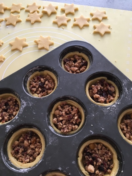 Delikatesné vianočné košíčky plnené karamelizovanými orieškami - obrázok 4