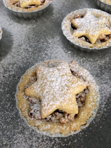 Delikatesné vianočné košíčky plnené karamelizovanými orieškami - obrázok 5