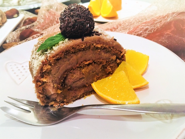 Jemná a voňavá perníková roláda s gaštanovým krémom - obrázok 4