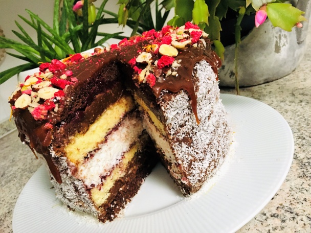 Sviatočná dvojfarebná torta s grilážovo-kokosovou plnkou a so slaným karamelom - obrázok 5