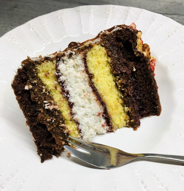 Sviatočná dvojfarebná torta s grilážovo-kokosovou plnkou a so slaným karamelom - obrázok 6