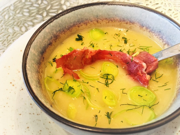 Jednoduchá krémová pórovo-špargľová polievka - obrázok 3