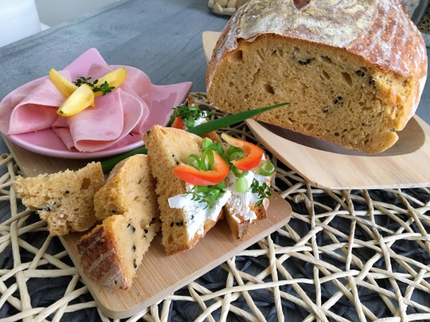 Kváskový chlebík s batatom a čiernym sezamom - obrázok 5