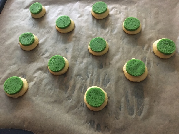 Choux au craquelin - chrumkavé francúzske veterníčky s matcha-pepermint krémom - obrázok 4