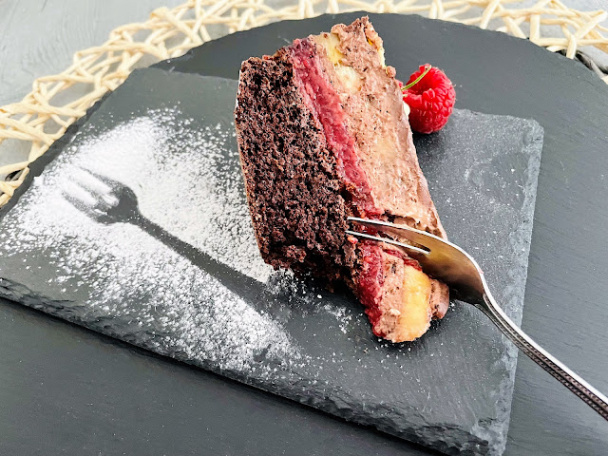 Čoko-malinovo-banánová torta s korpusom bez múky - obrázok 5