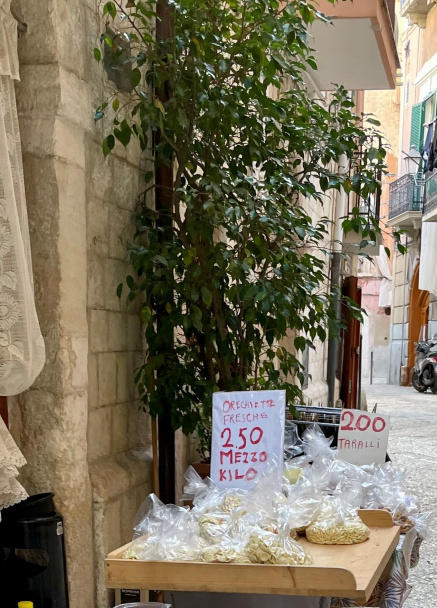 Lahodné cestoviny so sušenou šunkou, vajíčkom a parmezánom  - obrázok 1