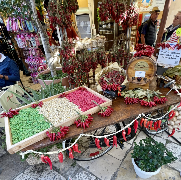 Lahodné cestoviny so sušenou šunkou, vajíčkom a parmezánom  - obrázok 3