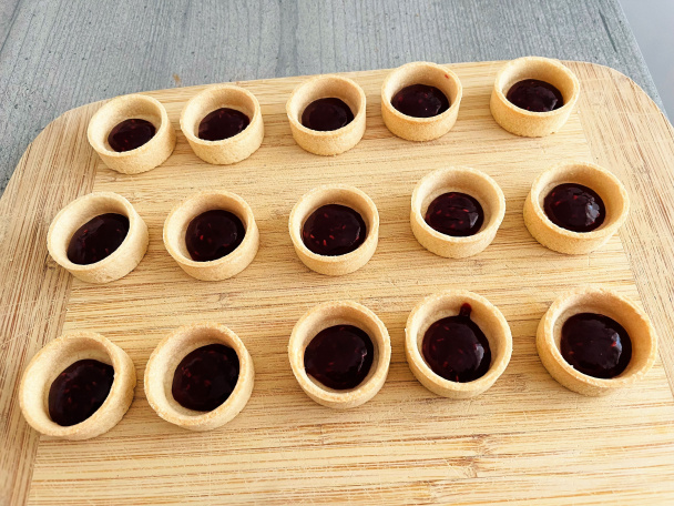 Banánovo-malinové mini tartaletky s karamelovou polevou - obrázok 3