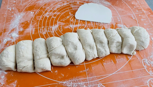 Trhací chlebík s medvedím cesnakom a parmezánom (fotorecept) - obrázok 4