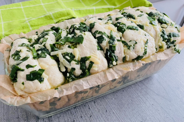 Trhací chlebík s medvedím cesnakom a parmezánom (fotorecept) - obrázok 5