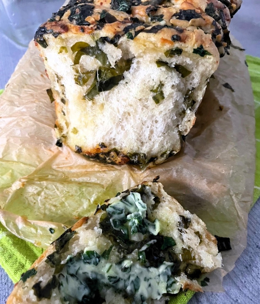 Trhací chlebík s medvedím cesnakom a parmezánom (fotorecept) - obrázok 6