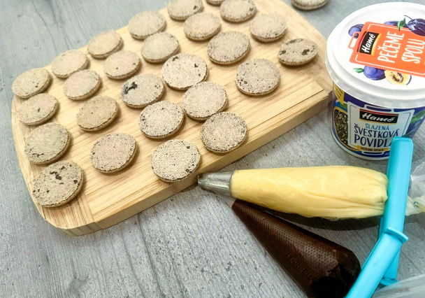Makové makrónky s bielou čokoládou a slivkovým lekvárom (fotorecept) - obrázok 5