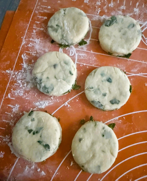 Scones s medvedím cesnakom a parmezánom (fotorecept) - obrázok 3