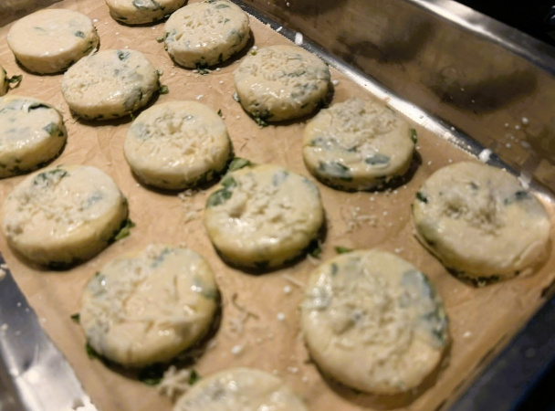 Scones s medvedím cesnakom a parmezánom (fotorecept) - obrázok 4