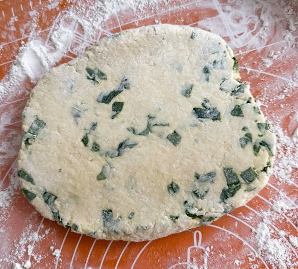 Scones s medvedím cesnakom a parmezánom (fotorecept) - obrázok 2