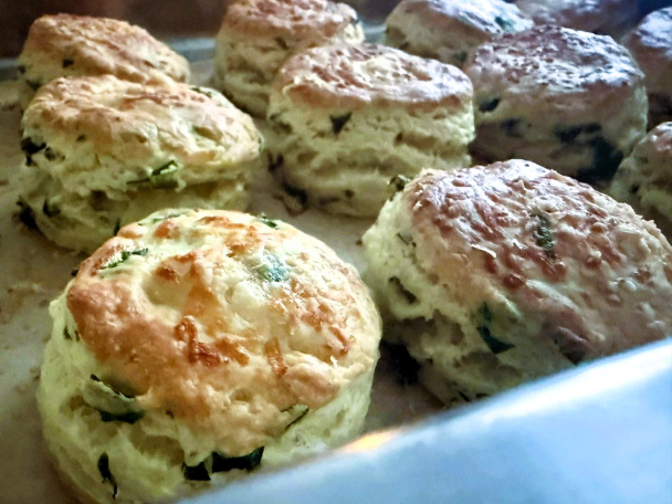 Scones s medvedím cesnakom a parmezánom (fotorecept) - obrázok 5