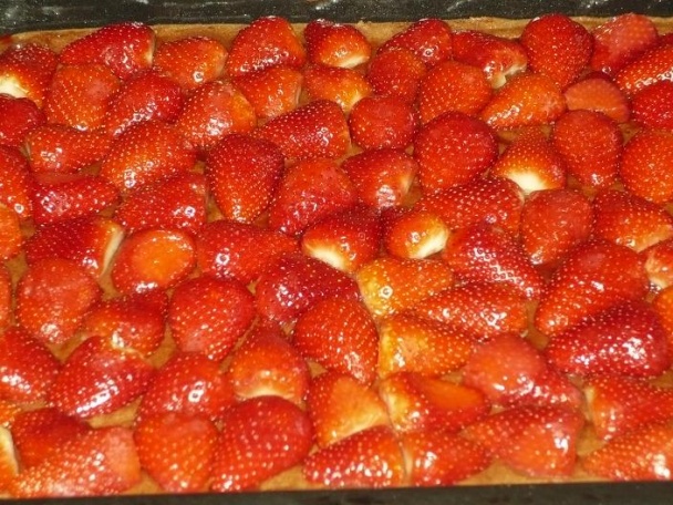 Jahodový zákusok s bielou čokoládou - obrázok 2