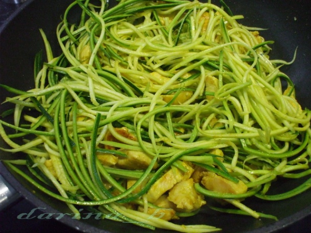 Ryžové rezance s kuracím mäsom a cuketou (fotorecept) - obrázok 2