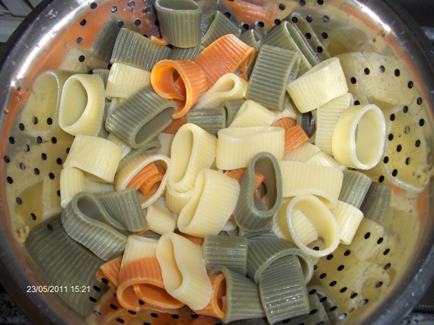 Farebné tuniakové cestoviny (fotorecept) - obrázok 2