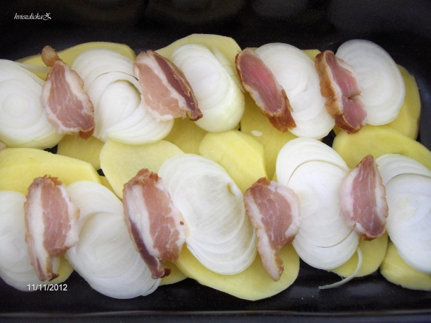 Prekladané zemiaky s pečenou krkovičkou (fotorecept) - obrázok 2