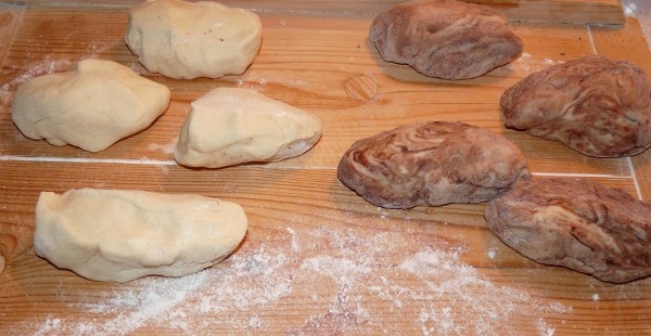 Dvojfarebná vianočka z domácej pekárne (fotorecept) - obrázok 5