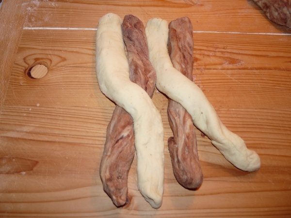 Dvojfarebná vianočka z domácej pekárne (fotorecept) - obrázok 6