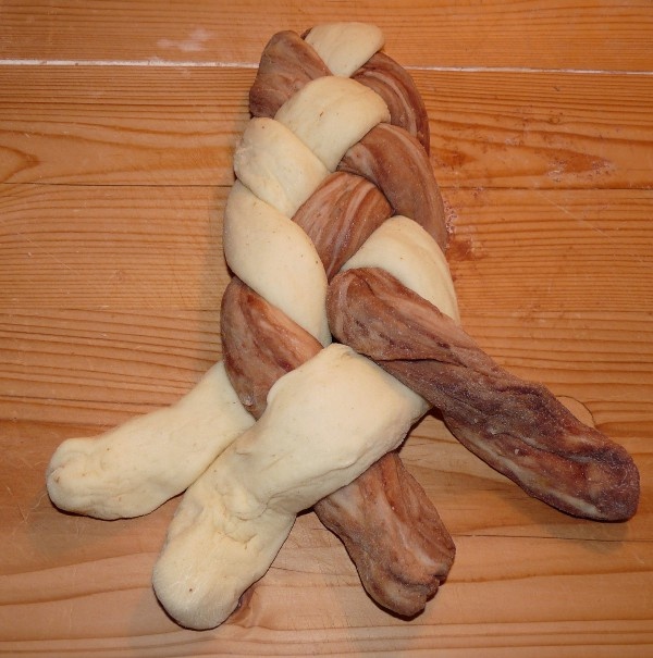 Dvojfarebná vianočka z domácej pekárne (fotorecept) - obrázok 7