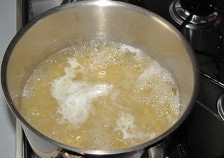 Teplý cestovinový šalát s mrkvou, cesnakom a klíčkami fazule Mungo (fotorecept) - obrázok 2