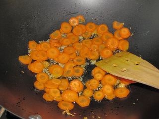 Teplý cestovinový šalát s mrkvou, cesnakom a klíčkami fazule Mungo (fotorecept) - obrázok 4