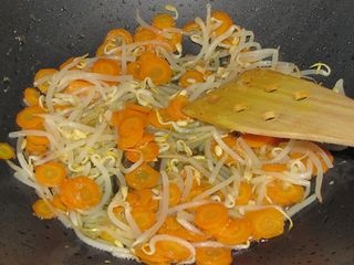 Teplý cestovinový šalát s mrkvou, cesnakom a klíčkami fazule Mungo (fotorecept) - obrázok 5