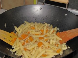 Teplý cestovinový šalát s mrkvou, cesnakom a klíčkami fazule Mungo (fotorecept) - obrázok 6